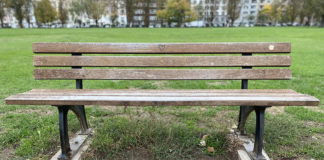 Ich warte Haltestelle duesseldorf rheinpark